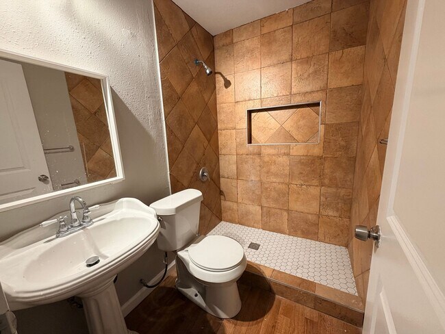 Building Photo - Charming 2-Bedroom Property in Fort Worth!