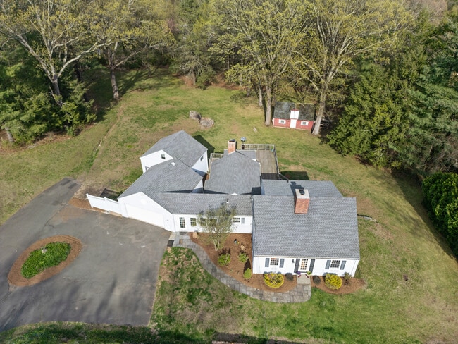Building Photo - 486 Deercliff Rd