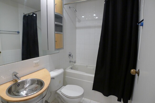 Building Photo - 807 Church St