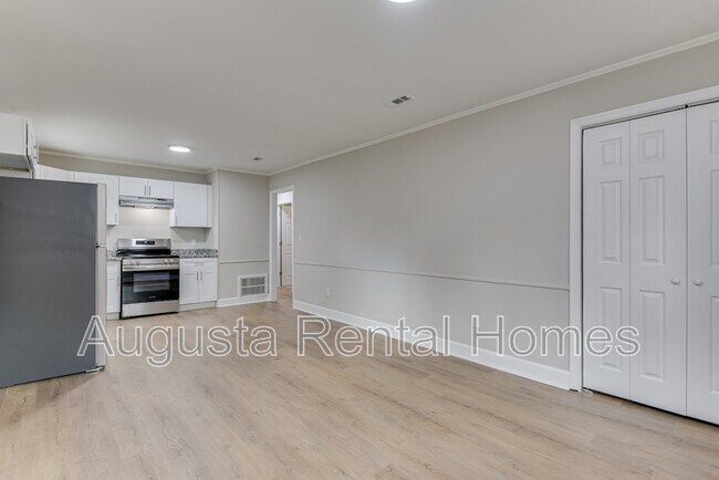 Building Photo - 3416 Kensington Dr N