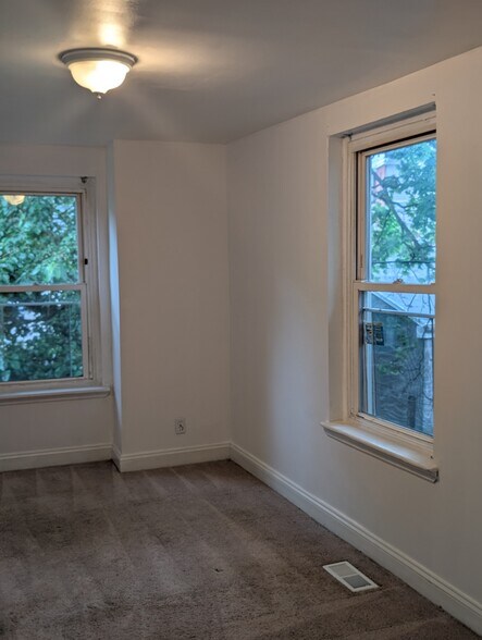 Building Photo - 927 Green St