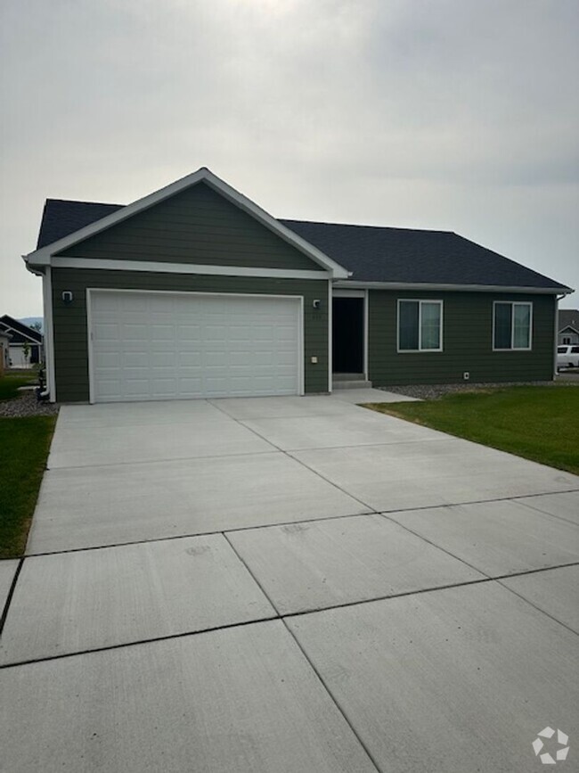 Building Photo - Charming 4-Bedroom Home with Modern Comfor...