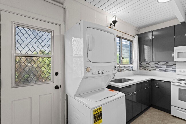 Building Photo - Renovated Tropic Gardens Town House for rent!