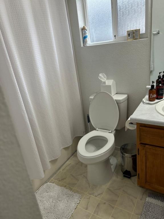 Building Photo - 563 Primrose Dr