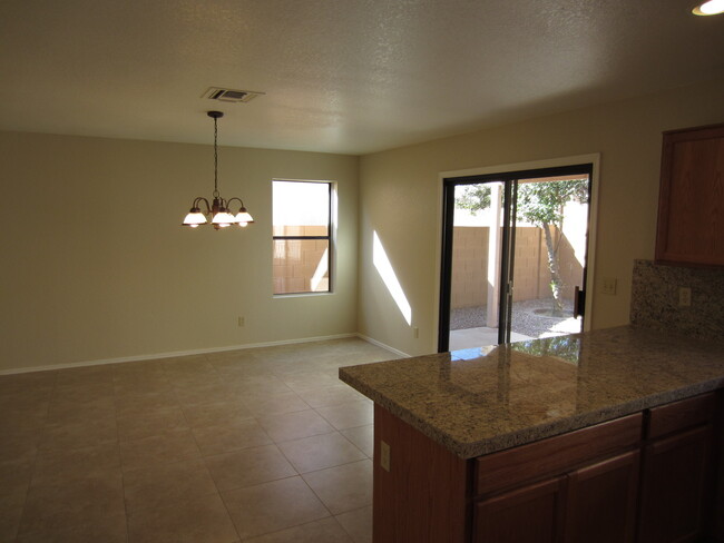 Building Photo - Comfortable & Convenient Nortwest 3 Bed. 3...