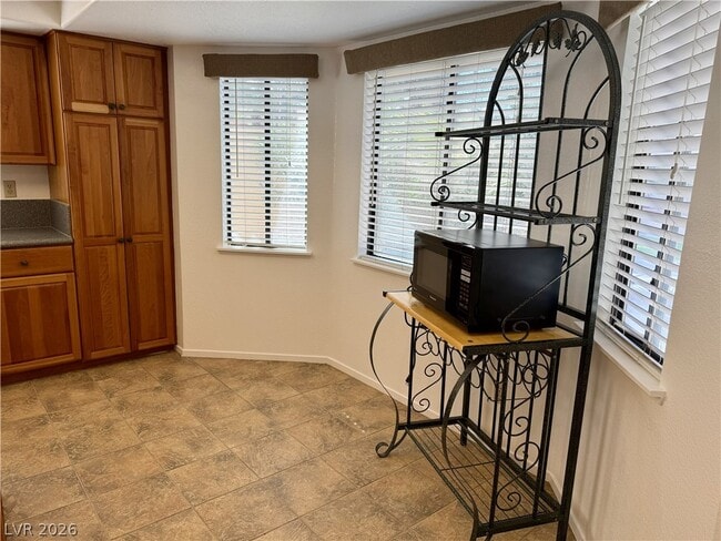 Building Photo - 1923 Magnolia Dr