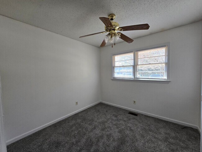 Building Photo - 1929 Crestview Dr