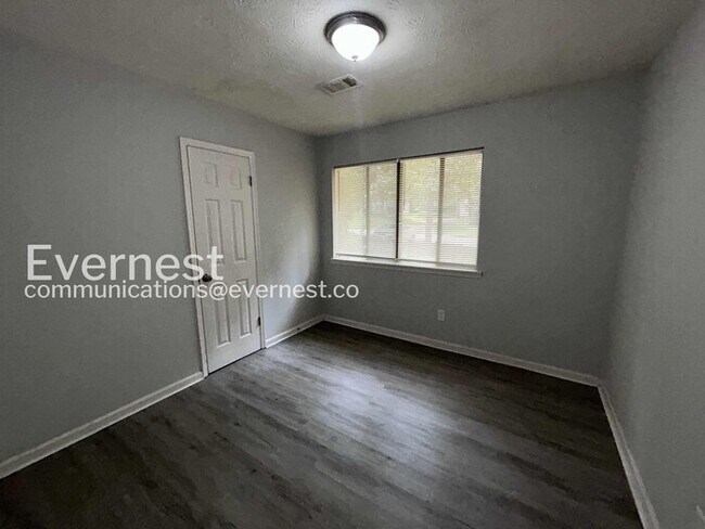 Building Photo - 3-Bed/1.5-Bath Home with Fenced Yard/Pet Friendly/Available Soon!