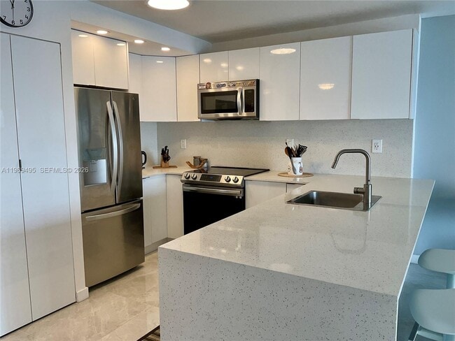 Building Photo - 1450 Brickell Bay Dr