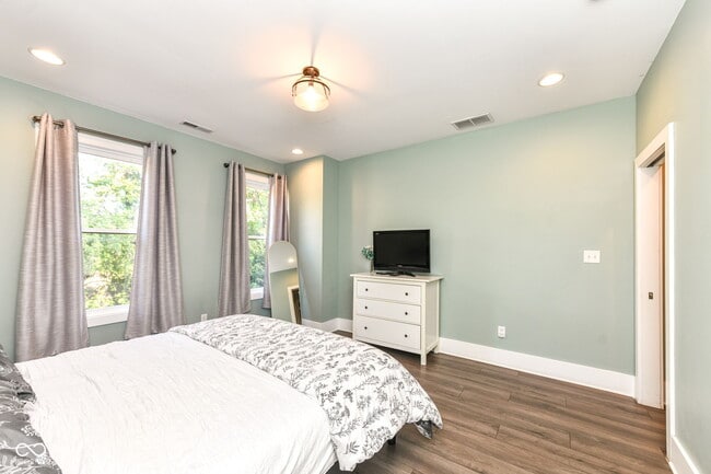 Building Photo - 1242 S Talbott St