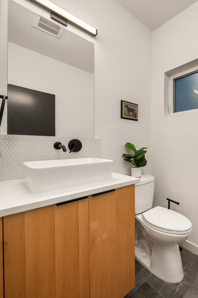 Building Photo - Beautiful New Townhome in Mapleleaf!