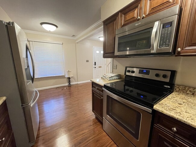 Building Photo - 648 Carriage Cir