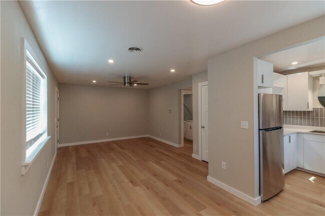 Building Photo - 811 N Pleasant St