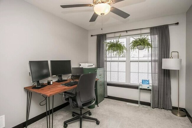 Building Photo - 1023 6th St SE