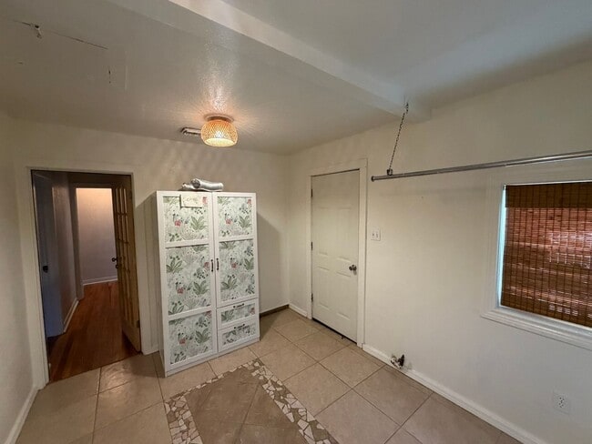 Building Photo - 3 Bed 1 Bath Home