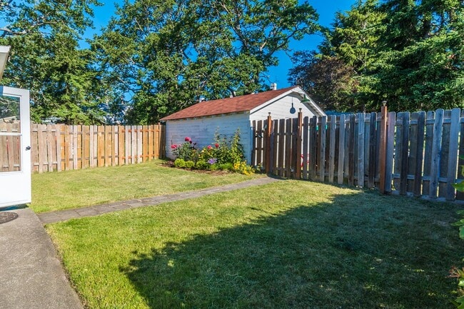 Building Photo - Three Bedroom One Bath House
