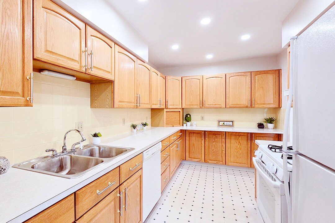 Building Photo - 2112 Acacia Park Dr