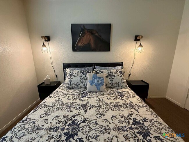 Building Photo - 1008 Circle M Dr