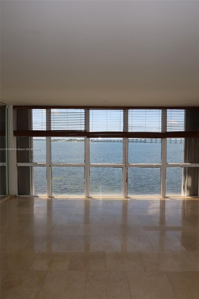 Building Photo - 1440 Brickell Bay Dr