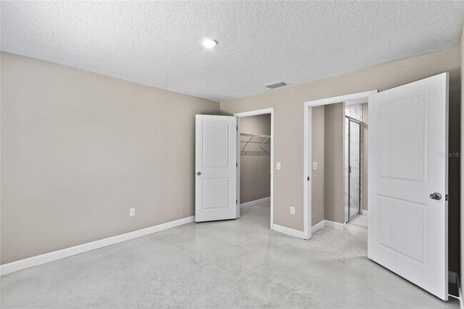 Building Photo - 921 E Clifford Ave