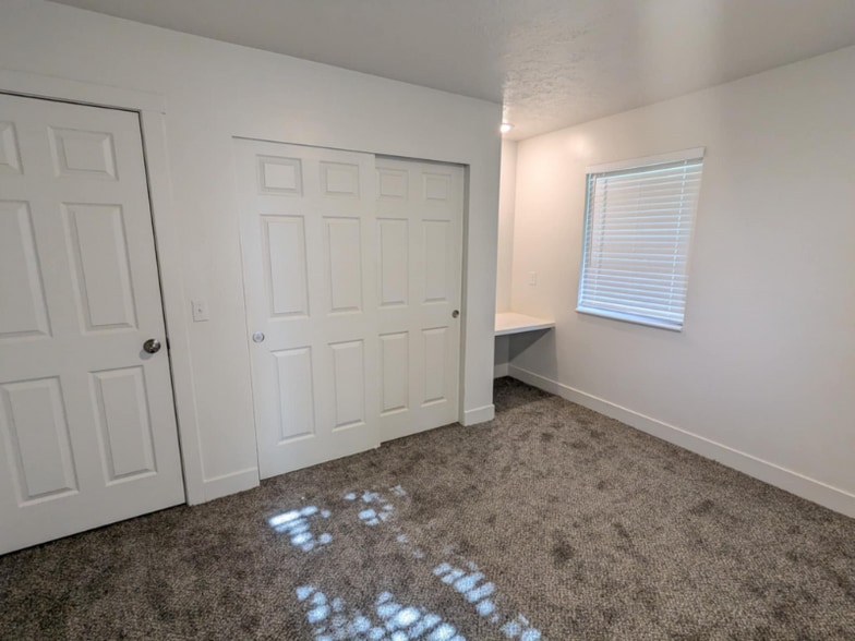 Building Photo - 1760 N 400 E