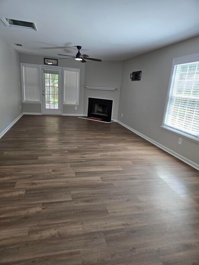 Building Photo - 107 Raintree Ct