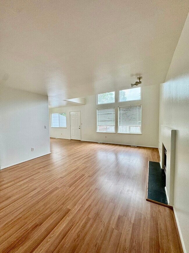 Building Photo - 9 76th St SE