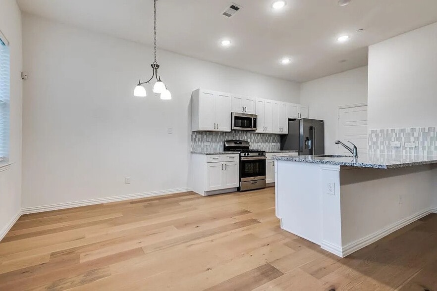 Building Photo - Room in Townhome on Bethlehem St