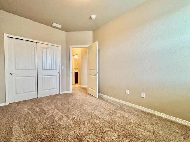 Building Photo - Beautiful 3 bed, 3 bath Townhome in West W...