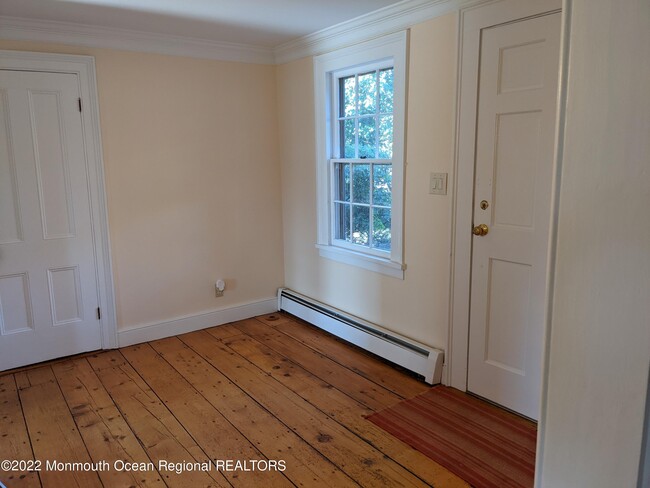 Building Photo - 16 E Larchmont Dr