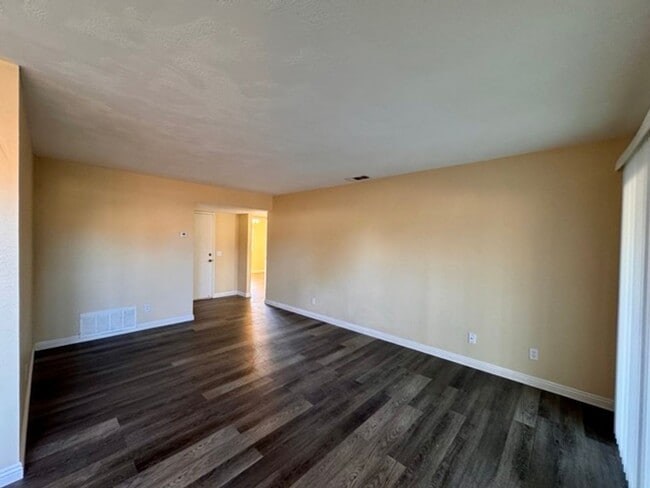 Building Photo - Charming 2 Bedroom Home in 55+ Valle Hermosa Community for Lease!