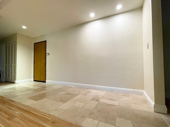 Spacious Entry - 13331 Moorpark St