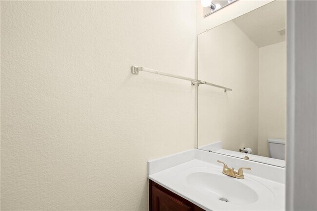 Building Photo - 2204 Cottontail Dr