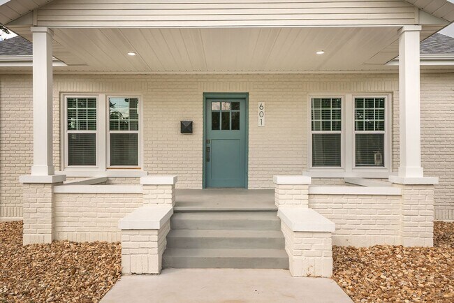 Building Photo - 601 E Delmar St