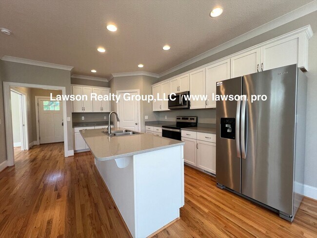 Building Photo - Upscale Three Bedroom in Colonial Green with Garage