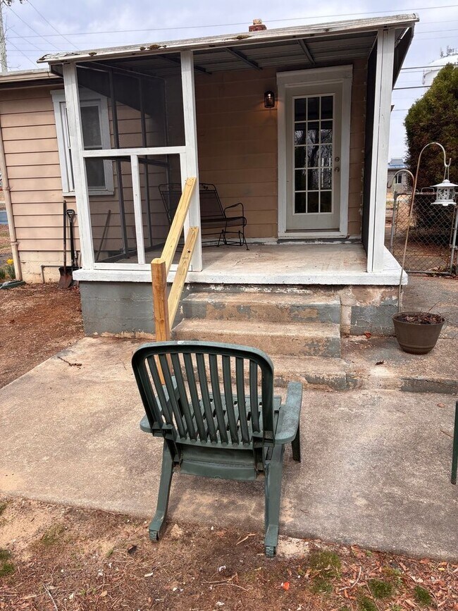 Building Photo - Charming 2BR House in Gibbstown