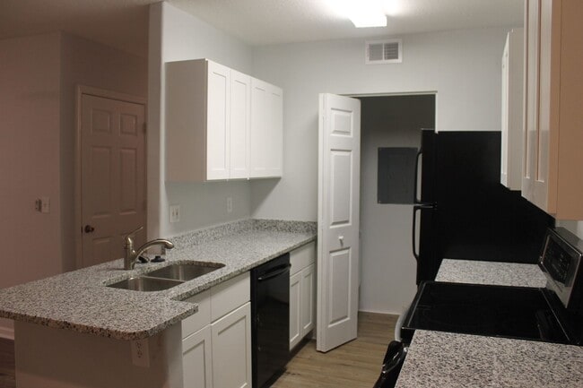 Building Photo - Plantation Point - 1st Floor, 2 Bedrooms