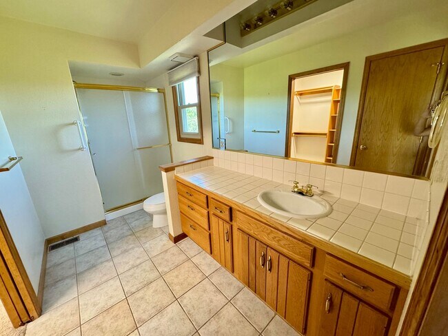 Building Photo - Well Maintained 3 bedroom end unit Townhom...