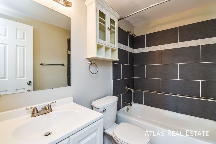 Building Photo - 4319 Moonbeam Dr