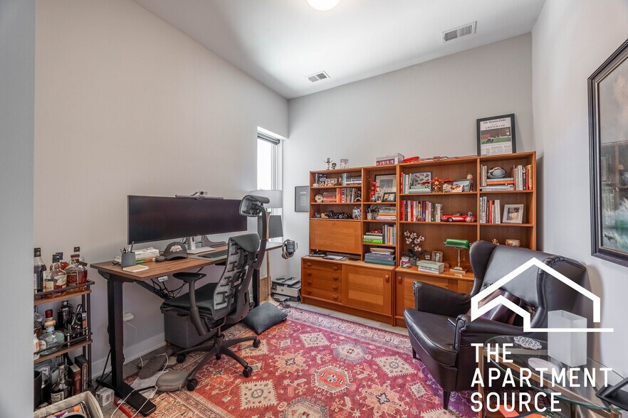 Building Photo - 2251 W Lawrence Ave