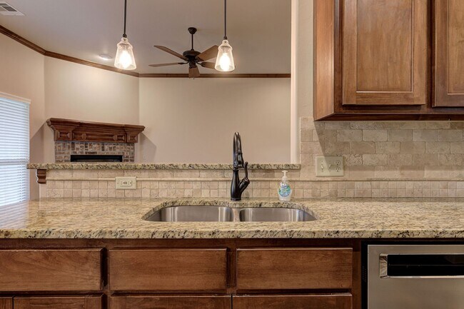 Building Photo - Beautiful & Large 4 Bed 2 Bath Home in Edmond!