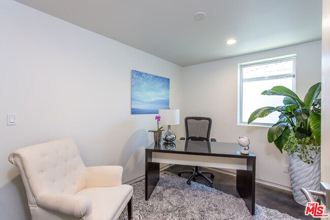 Building Photo - 615 6th Ave