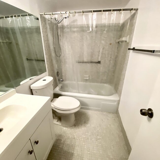 Building Photo - 286 Tilford N