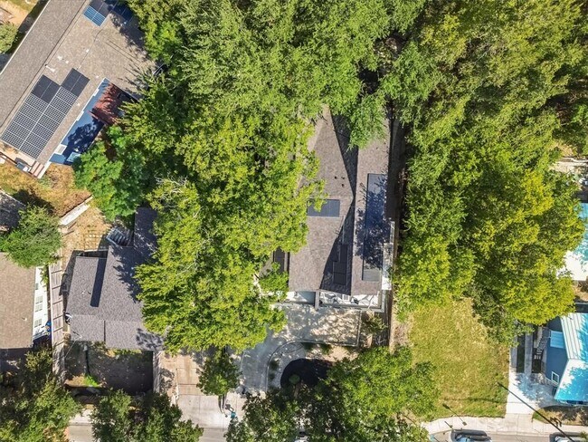 Building Photo - 2712 Oak Springs Dr