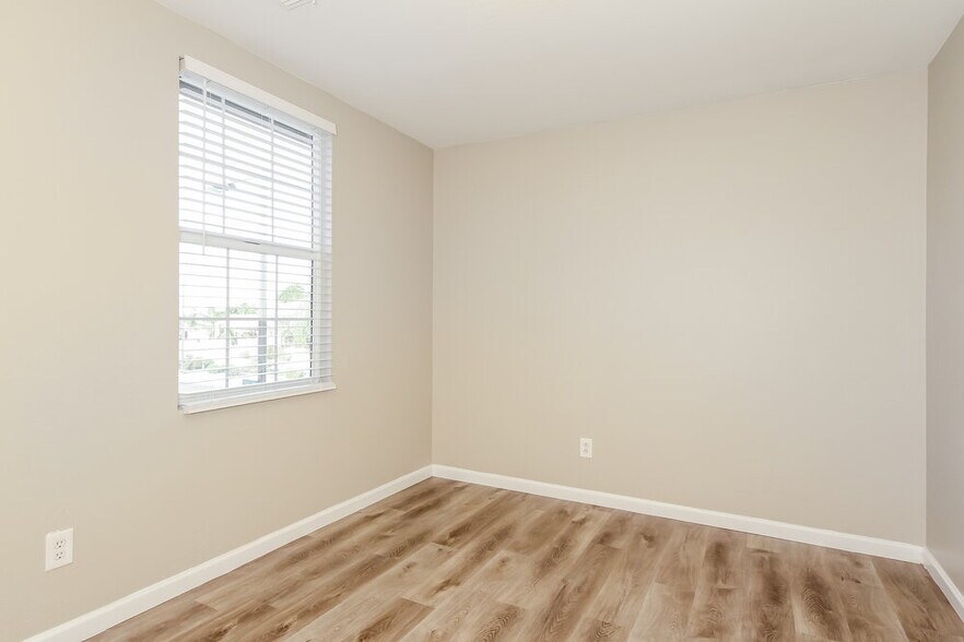Building Photo - 18405 W Sunnyslope Ln