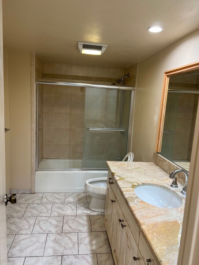 Building Photo - 110 N Everett St