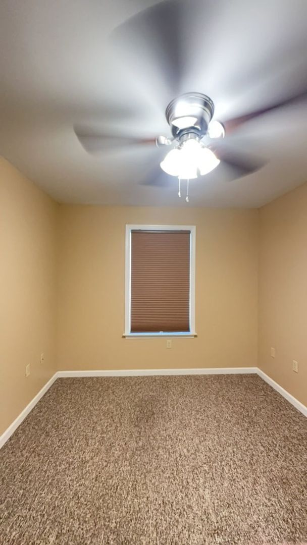 Building Photo - Great unit at LAUREL STATION for $3000 - monthly rent includes two assigned parking spaces!