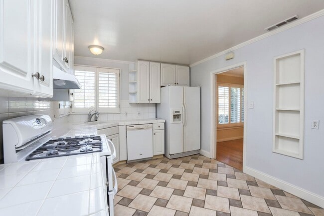 Building Photo - 3 Bed / 2 Bath Redwood City home with calming backyard oasis and a white picket fence. YouTube to...