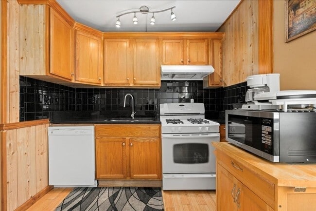 Building Photo - 19 Orient St