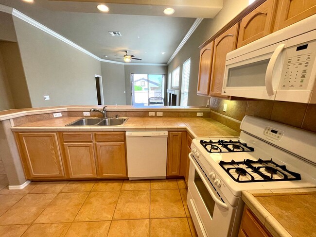 Building Photo - Nice 2 Bedroom Home in Desert Foothills Co...